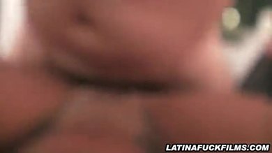 La latina Abbi Roads se fait faire un soin du visage gluant.