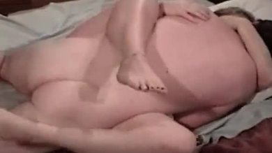 Femme potelée aux beaux seins qui baise