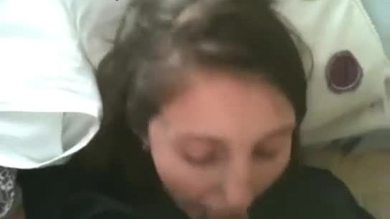 Tirer du sperme dans la bouche de cette ado mignonne.
