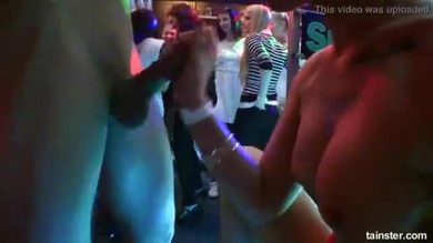 Une star du porno se fait baiser lors d'une fête du sexe.