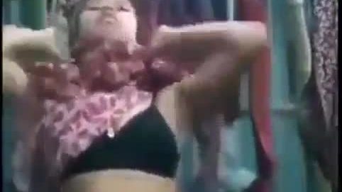 Une fille du village baisée après un rendez-vous de Saint-Valentin