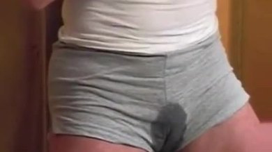 Mature avec un gros clito qui gicle