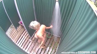 Belle jeune garce blonde ramassée à la voiture
