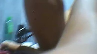 Une jeune femme asiatique enceinte et sexy qui écrase son ventre.