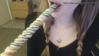 Sucer une sucette par un corps parfait & ; pieds - girlteencams.com