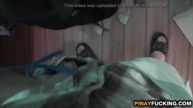 Une marcheuse de rue philippine taille une pipe dans un motel