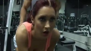 La rousse Kylee Strutt fait un exercice hardcore avec la grosse bite de son entraîneur.