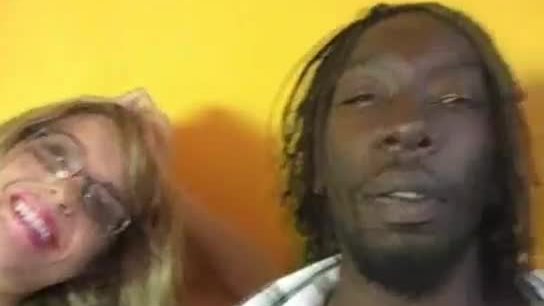 Seuls les Noirs peuvent entrer, bébé.