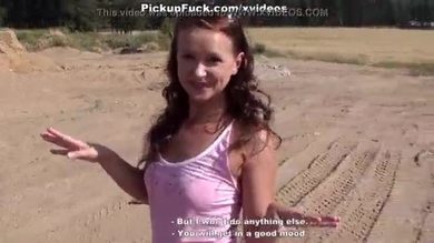 Une fille suce sur le côté pour 38 $.