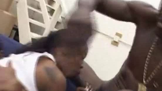 Adolescente noire en double équipe