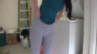 Caroline pierce mouillant un pantalon en spandex