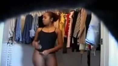 Épier une brune aux délicieuses fesses qui se déshabille