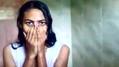Adolescente desi baisant sous la douche