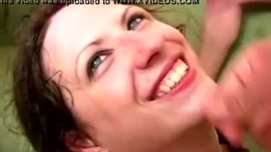 Une salope au visage couvert de sperme