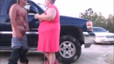 Une jeune adolescente fait l'amour pour obtenir de l'aide en cas de problème de voiture, orgasme et crépitation.