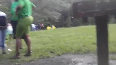 Ramper sur ce gros cul de milf au cookout.