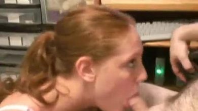La jolie rousse Mariah suce Logan comme une pro.