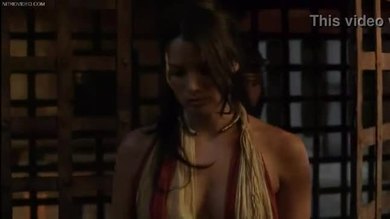 Katrina Law nue et luttant contre la bite