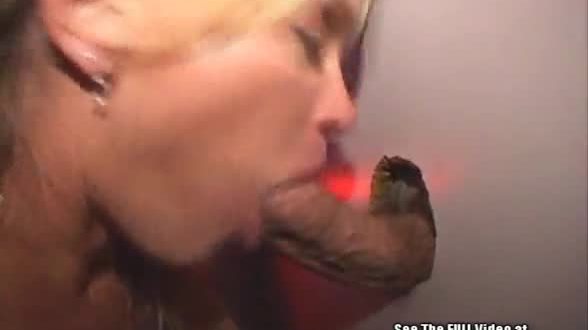 Chilie, une salope sexy, s'en prend à des hommes étranges dans son gloryhole.