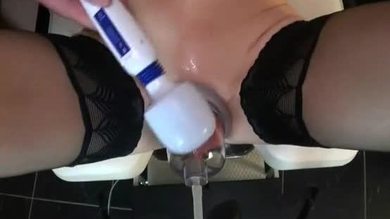 Fisting extrême d'esclave et pompage de chatte monstre