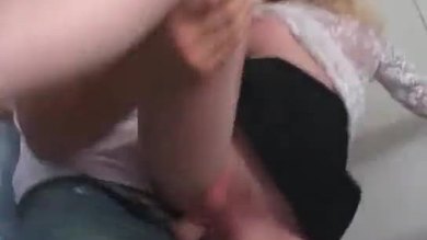 Un miel ultra blond se penche sur un amant