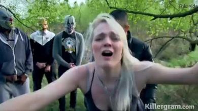 Petite amie salope soumise dans un gangbang public