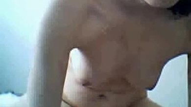 Une fille de Tukish se masturbant pour une webcam