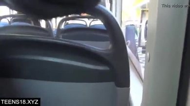 Fellation et baise dans un bus public