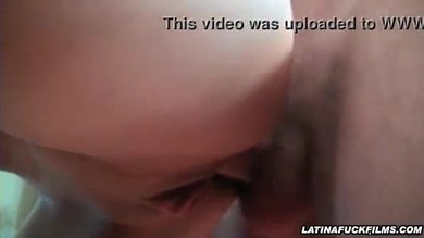 La latina Nina Lopez se fait tremper dans son jus.