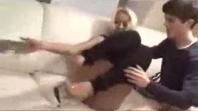 Une femme mûre baise le petit voisin chanceux après avoir réparé la télé.