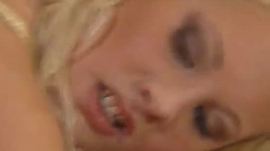 Double pénétration d'une blonde excitée