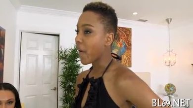 Ebony se déshabille pour avoir un sexe de plaisir