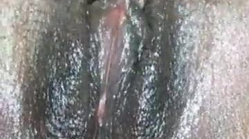 Une ébène noire se masturbe