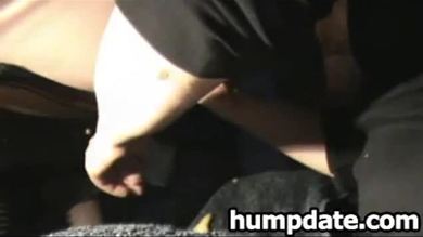 Une femme donne un coup de pied au cul de son mari et lui fait une branlette.