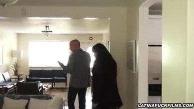 Une latina suce une bite pendant que ses beaux-parents sont là.