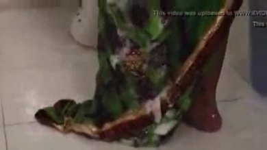 Une scène de bain chaude d'une bhabi indienne a été divulguée