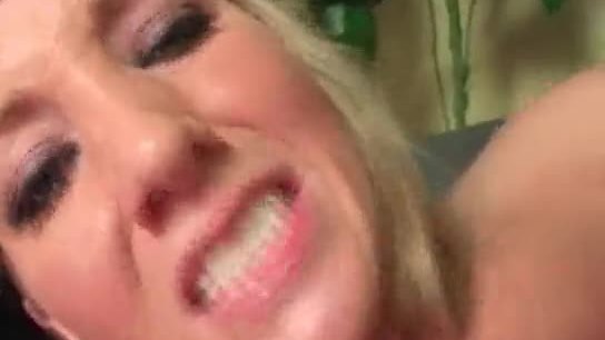 Une jeune femme noire se masturbe dans une librairie pour adultes.