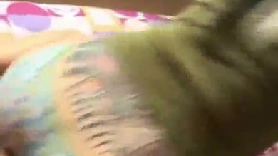Une ado bizarre fait une lap dance jusqu'à ce qu'elle jouisse