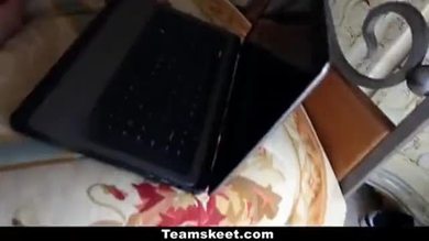 Cfnmteens Mandy Muse se fait baiser pendant qu'elle joue à des jeux.