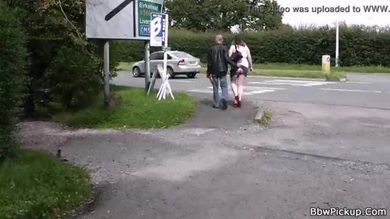 Il ramasse des filles rondes pour le sexe