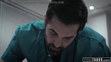 Un médecin pervers et purement tabou fait un examen du vagin à une patiente adolescente