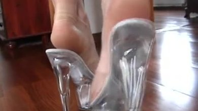 Une blonde cochonne #039;s shoejob avec ses talons compensés transparents.
