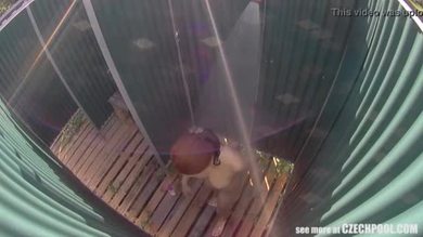 Fille aux gros seins en maillot de bain dans une cabine de piscine