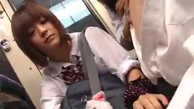 Des filles japonaises tripotent à l'envers un type ringard dans un bus cfnm femdom chikan fffm