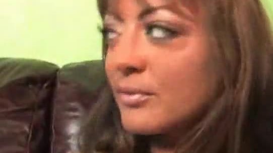 Milf brune avec des noirs