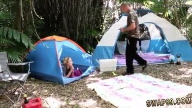 Père et amis gangbang fille d'un ami troc en forêt