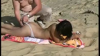 Adolescente brune baisée à la plage