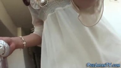 Fétichisme : babes japonaises en train de pisser
