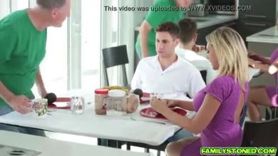 Brad lèche et mange la chatte de kagney linn karters milf pussy