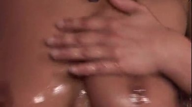 Charley chase travaille ses gros seins naturels